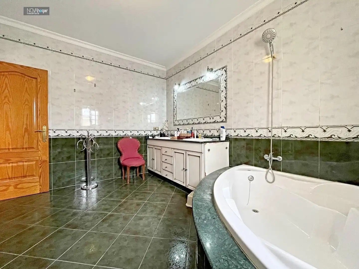 Bathroom of Houses for sale in Málaga  with Air Conditioner, Terrace and Furnished