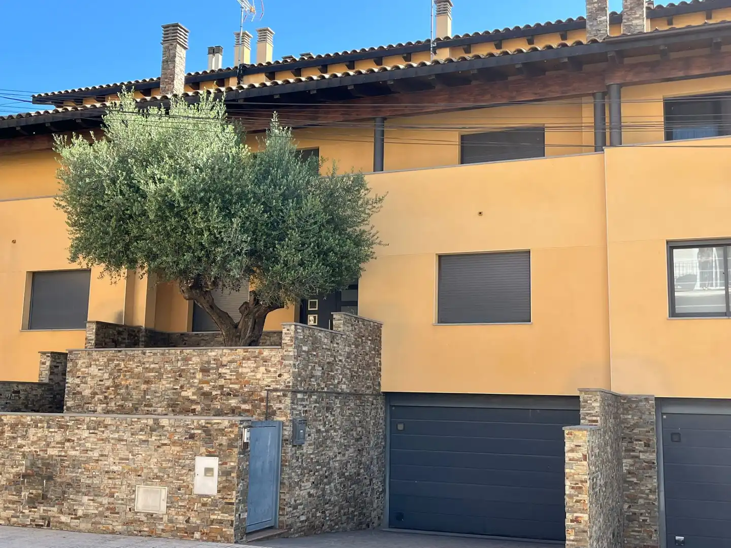 Vista exterior de Casa adosada en venta en Solsona con Aire acondicionado, Jardín privado y Terraza