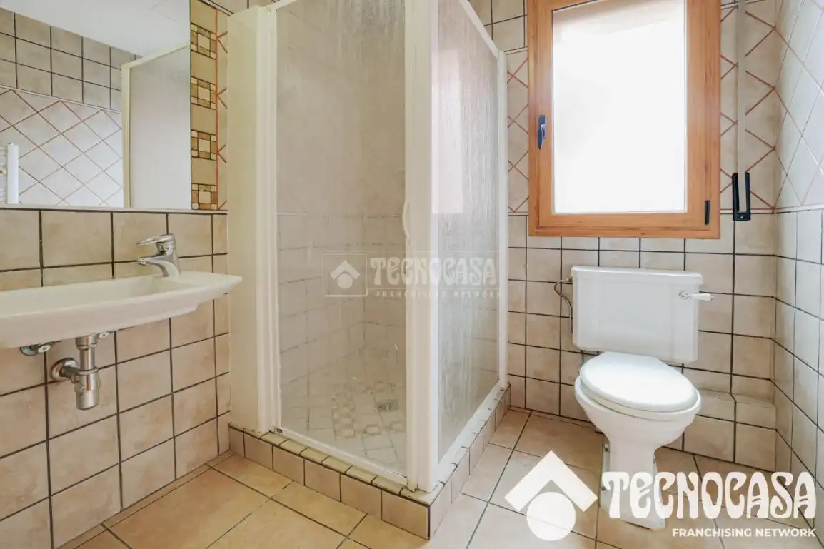 Bathroom of Houses for sale in Santa Coloma de Gramenet  with Air Conditioner, Heating and Terrace