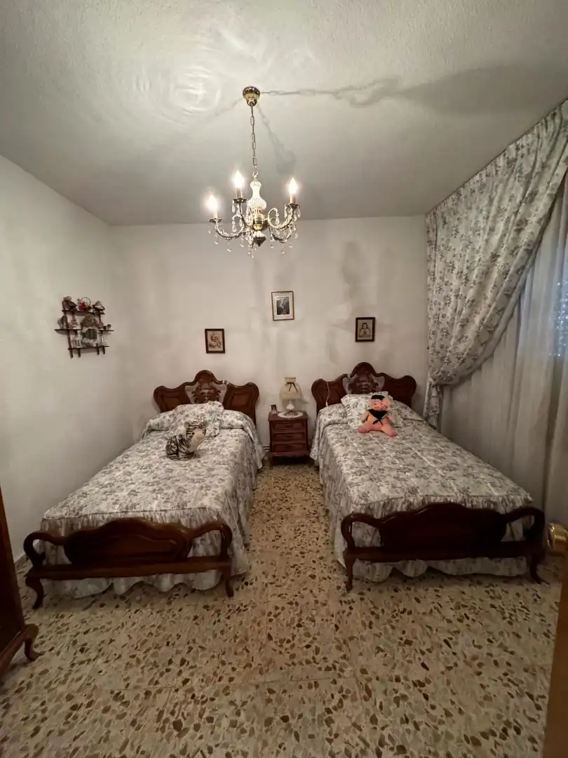 Habitación de Casa adosada en venta en Puertollano con Jardín privado, Trastero y Amueblado