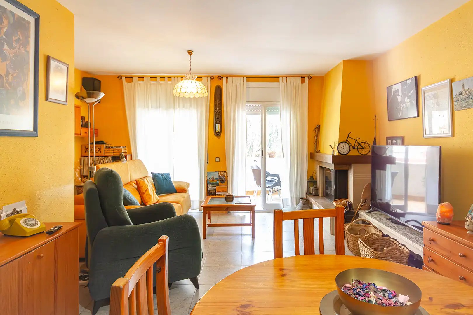 Sala d'estar de Casa adosada en venda en Castellví de Rosanes amb Terrassa, Traster i Forn