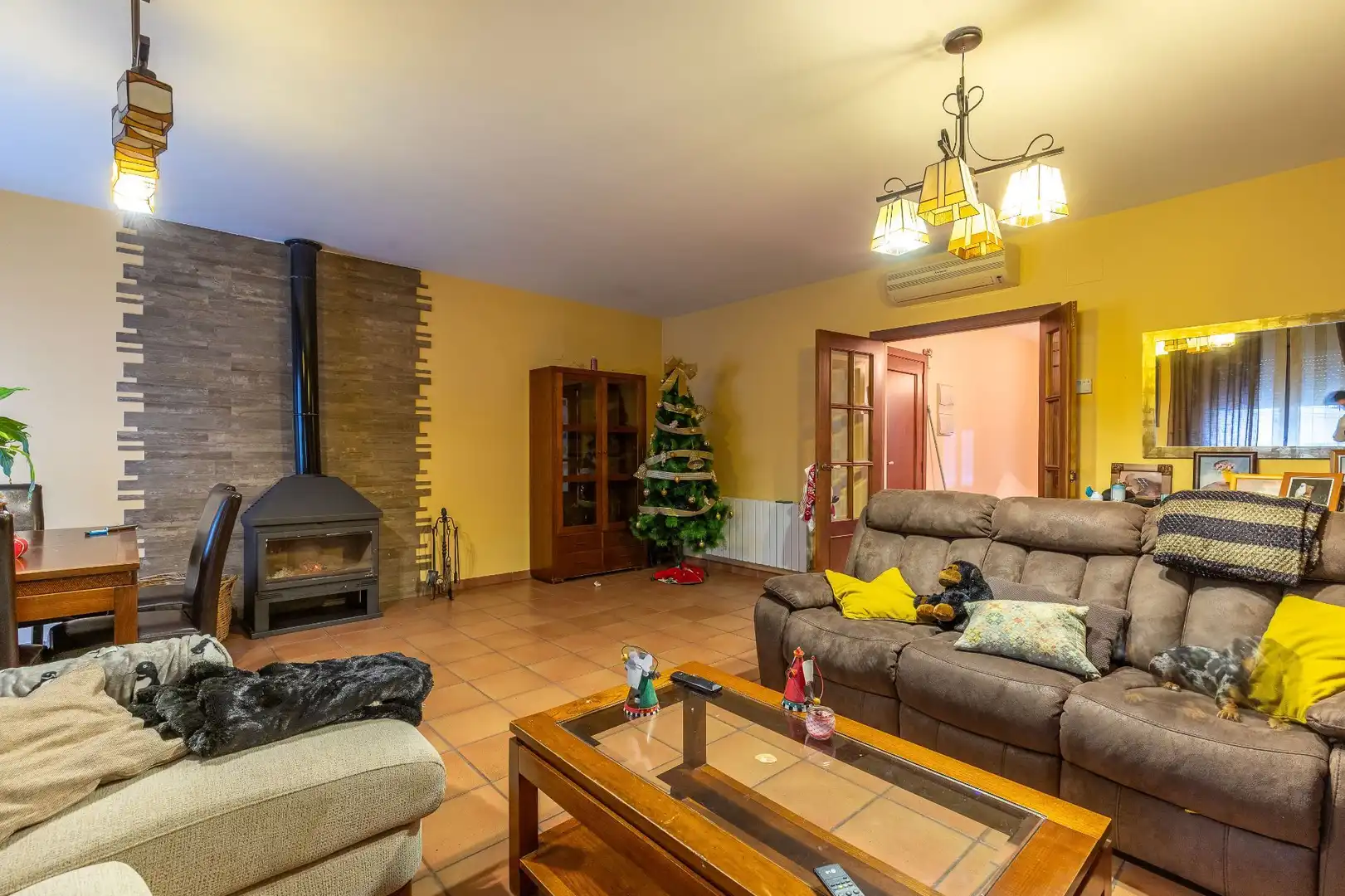 Sala d'estar de Casa adosada en venda en Villanueva de la Vera amb Aire condicionat i Calefacció