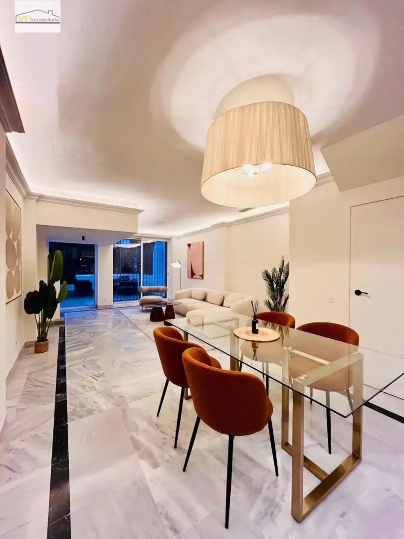 Sala d'estar de Dúplex en venda en Marbella amb Jardí privat, Terrassa i Balcó
