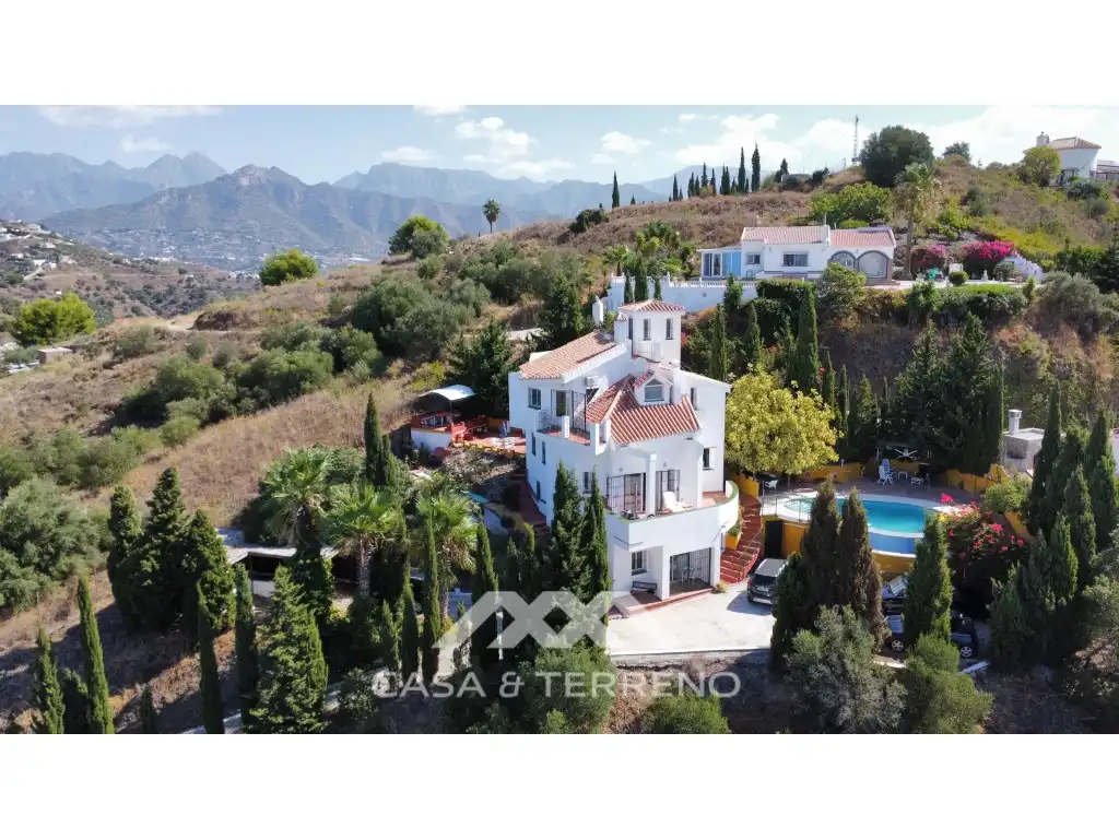 Vista exterior de Casa o xalet en venda en Torrox amb Aire condicionat i Balcó