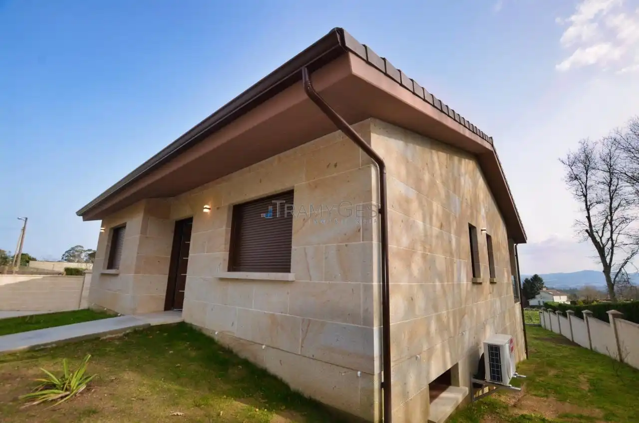 Vista exterior de Casa o xalet en venda en Tomiño amb Calefacció, Jardí privat i Terrassa