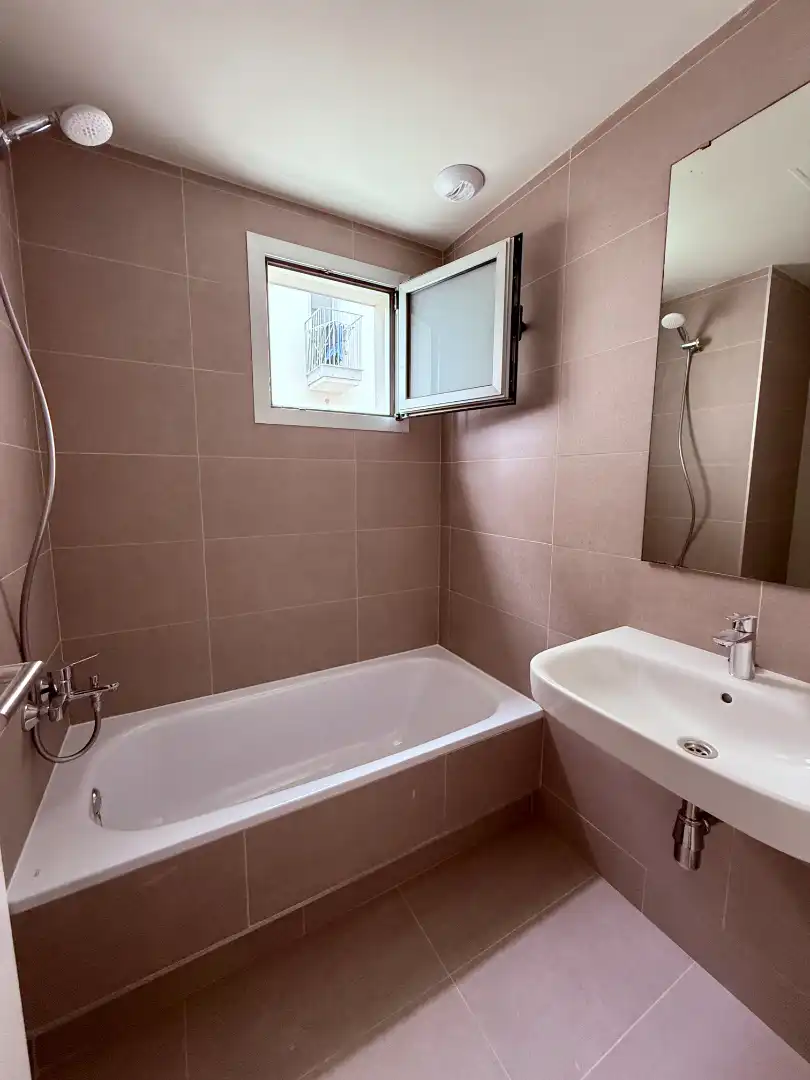 Baño de Piso de alquiler en Las Palmas de Gran Canaria con Terraza, Trastero y Piscina