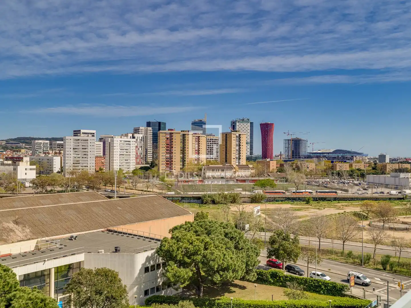 Vista exterior de Pis en venda en L'Hospitalet de Llobregat amb Aire condicionat, Calefacció i Piscina