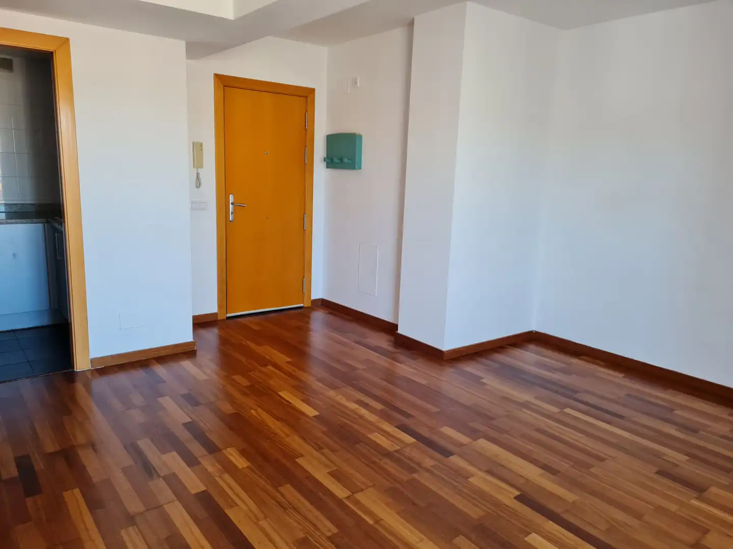 Attic for rent in Girona  with Air Conditioner, Heating and Parquet flooring