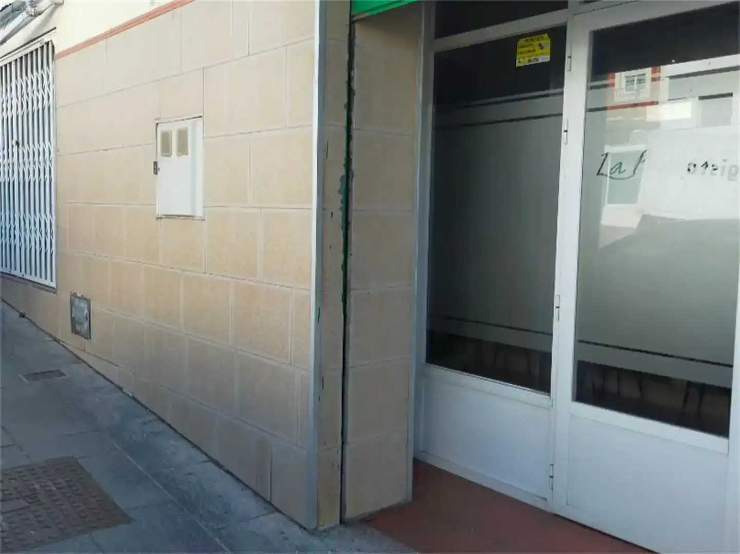 Vista exterior de Local en venda en Linares amb Aire condicionat i Moblat
