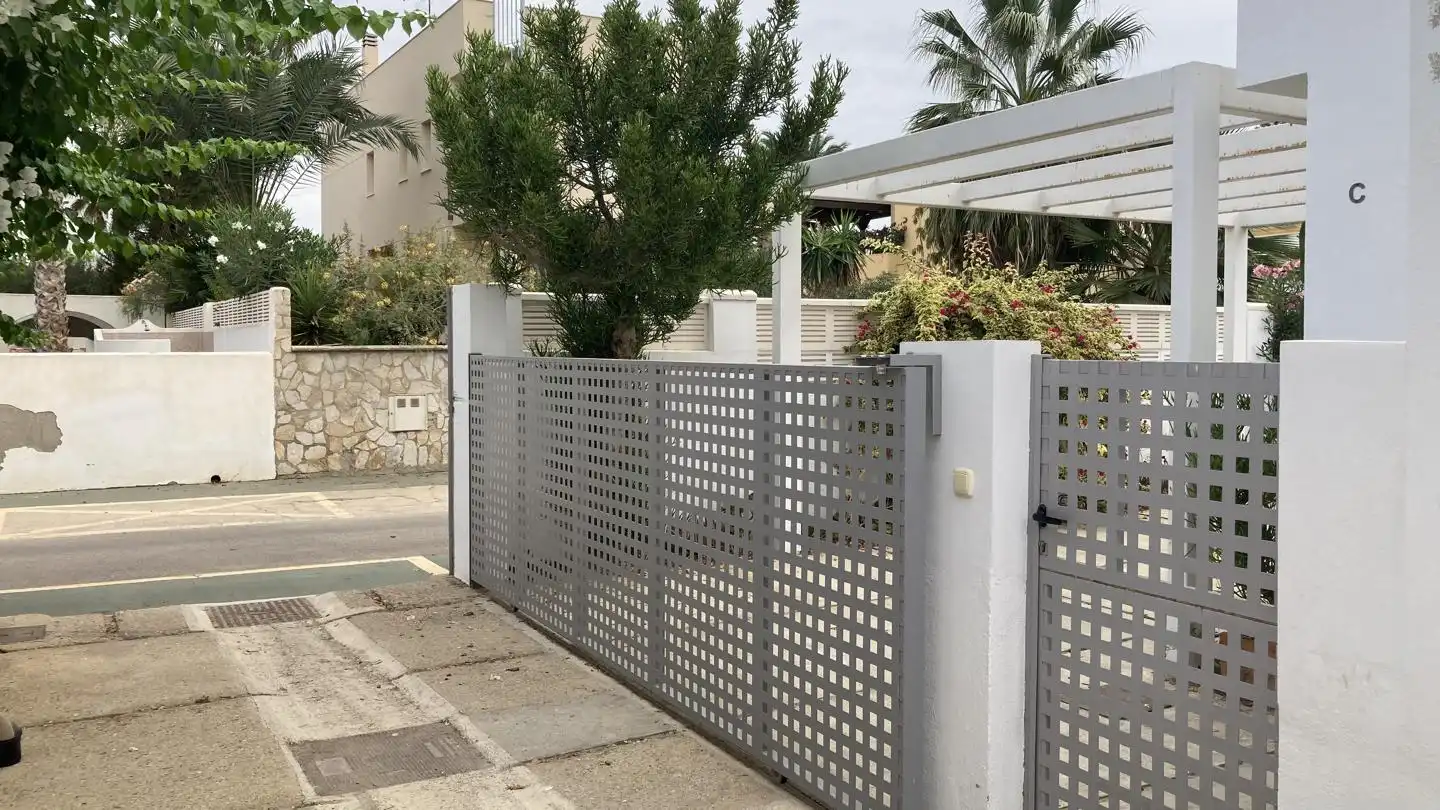 Vista exterior de Casa o xalet de lloguer en Vera amb Aire condicionat, Jardí privat i Terrassa