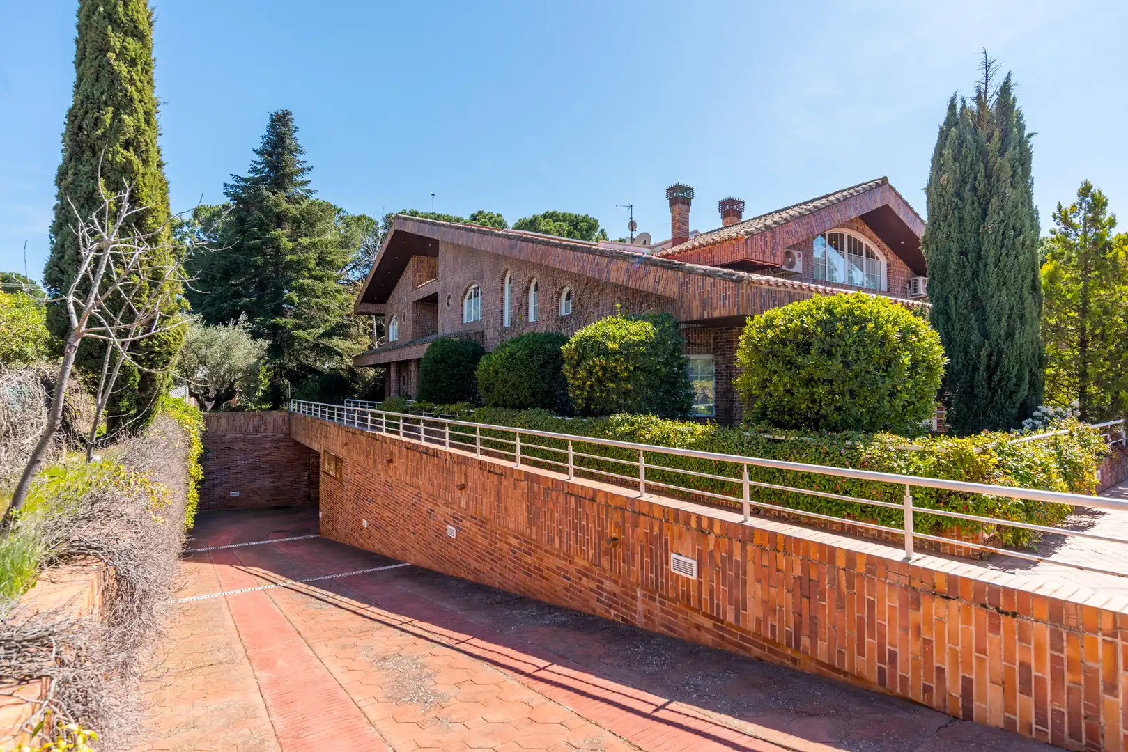 Vista exterior de Casa o xalet de lloguer en Pozuelo de Alarcón amb Aire condicionat, Calefacció i Jardí privat