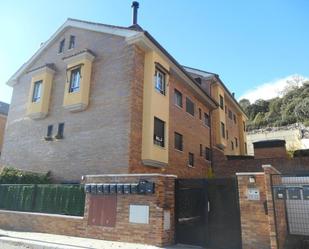 Vista exterior de Dúplex en venda en San Lorenzo de El Escorial amb Jardí privat, Terrassa i Piscina comunitària