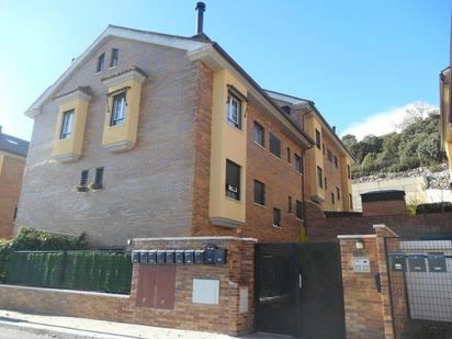 Vista exterior de Dúplex en venda en San Lorenzo de El Escorial amb Jardí privat, Terrassa i Piscina comunitària