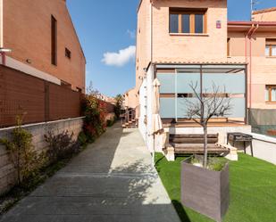 Vista exterior de Casa o xalet en venda en Navalcarnero amb Aire condicionat, Terrassa i Balcó
