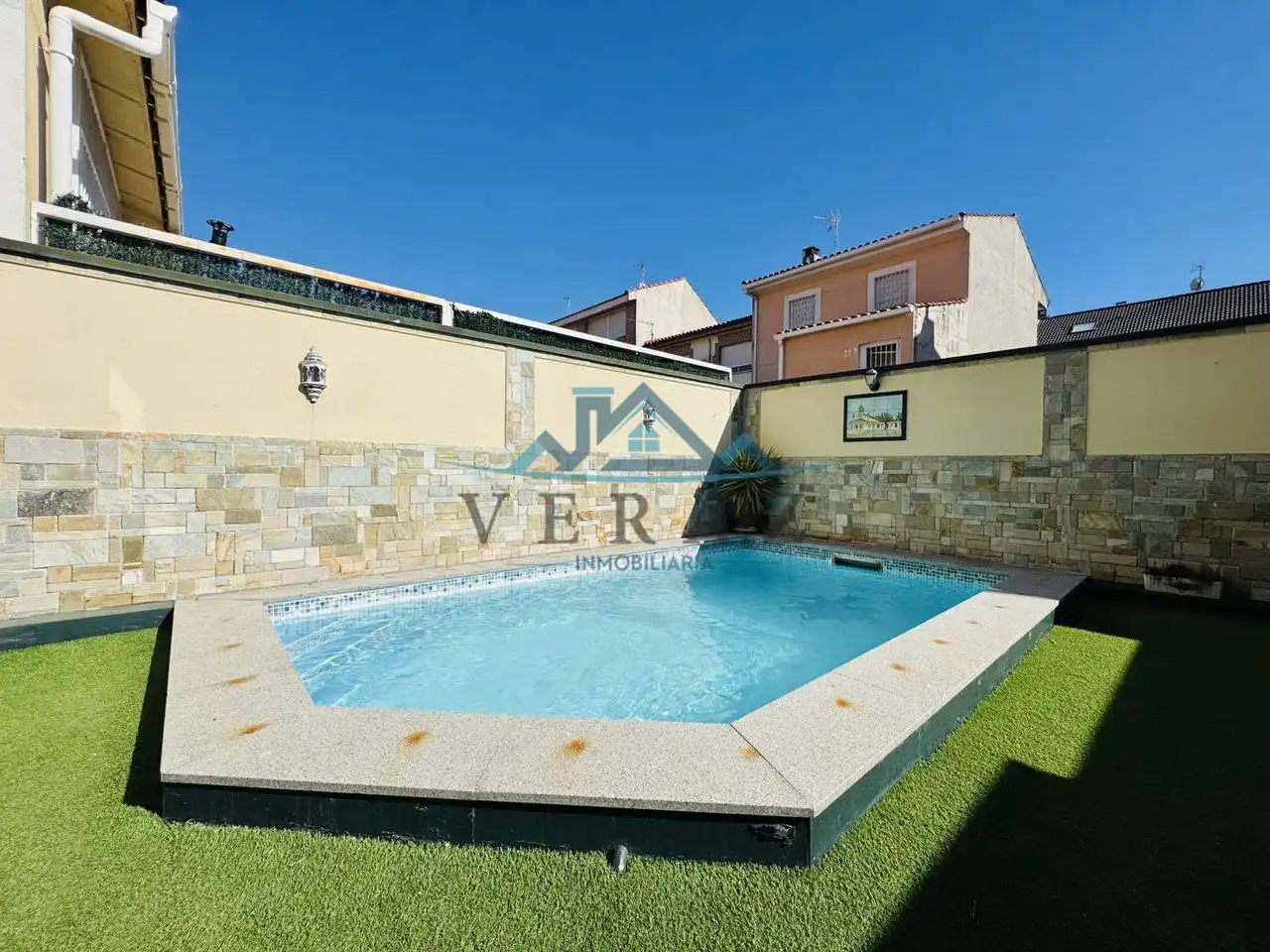 Casa amb piscina en venda a Calle Bruselas