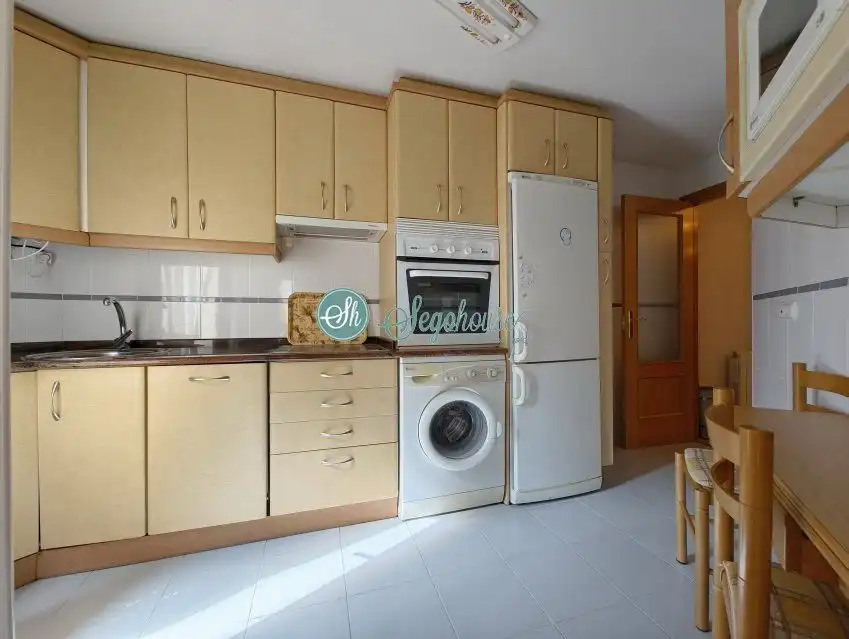 Cocina de Piso de alquiler en Segovia con Calefacción, Parquet y Terraza