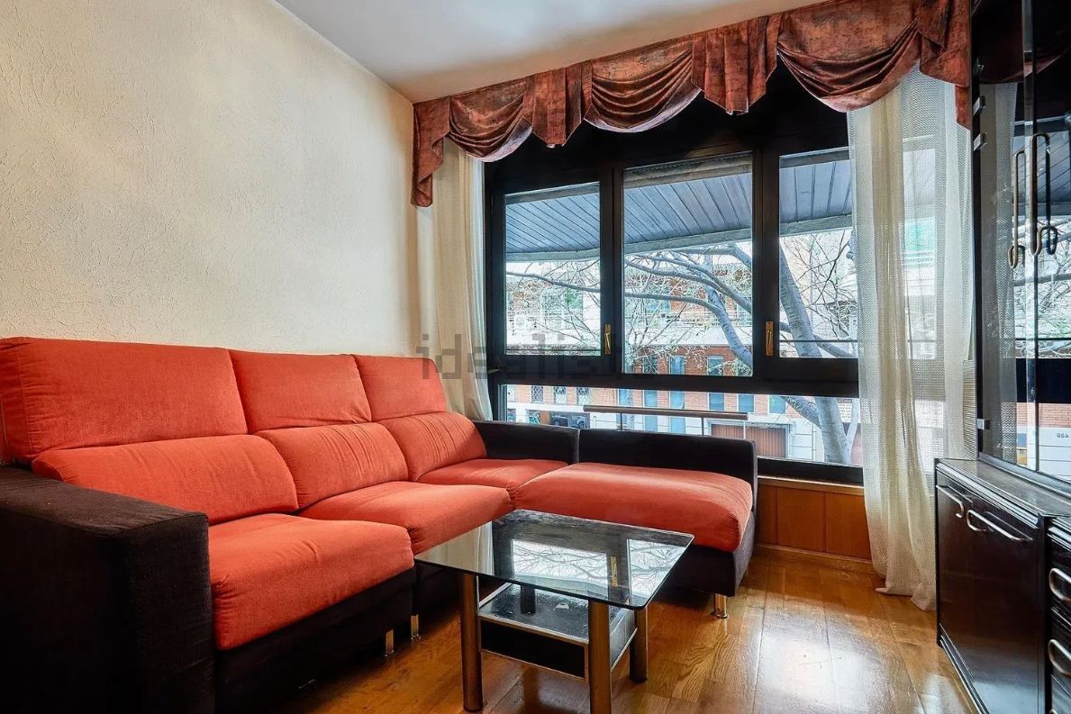 Living room of Flat for sale in  Barcelona Capital  with Parquet flooring and Furnished