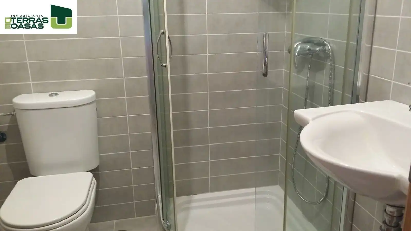 Baño de Ático de alquiler en Marín con Piscina y Piscina comunitaria