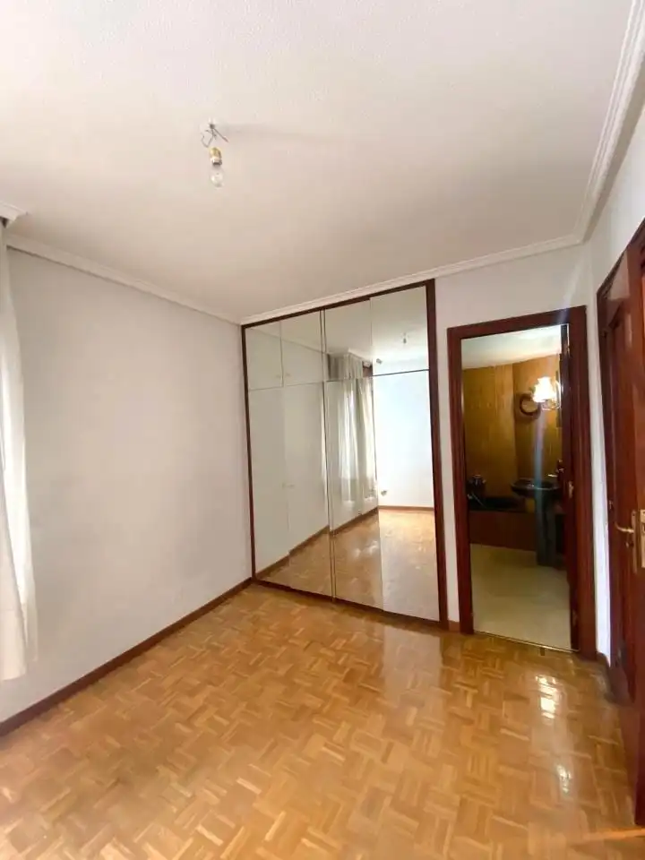Dormitori de Àtic en venda en León Capital  amb Calefacció, Parquet i Terrassa