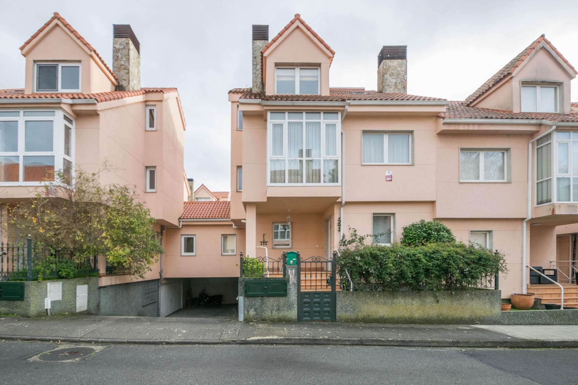 Vista exterior de Casa adosada en venta en Oleiros con Calefacción, Jardín privado y Parquet