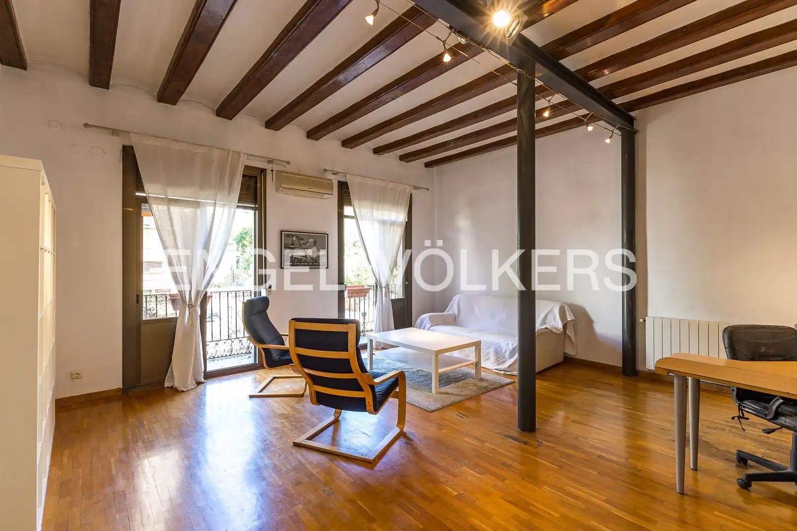 Vista exterior de Piso en venta en Barcelona con Calefacción, Amueblado y Balcón