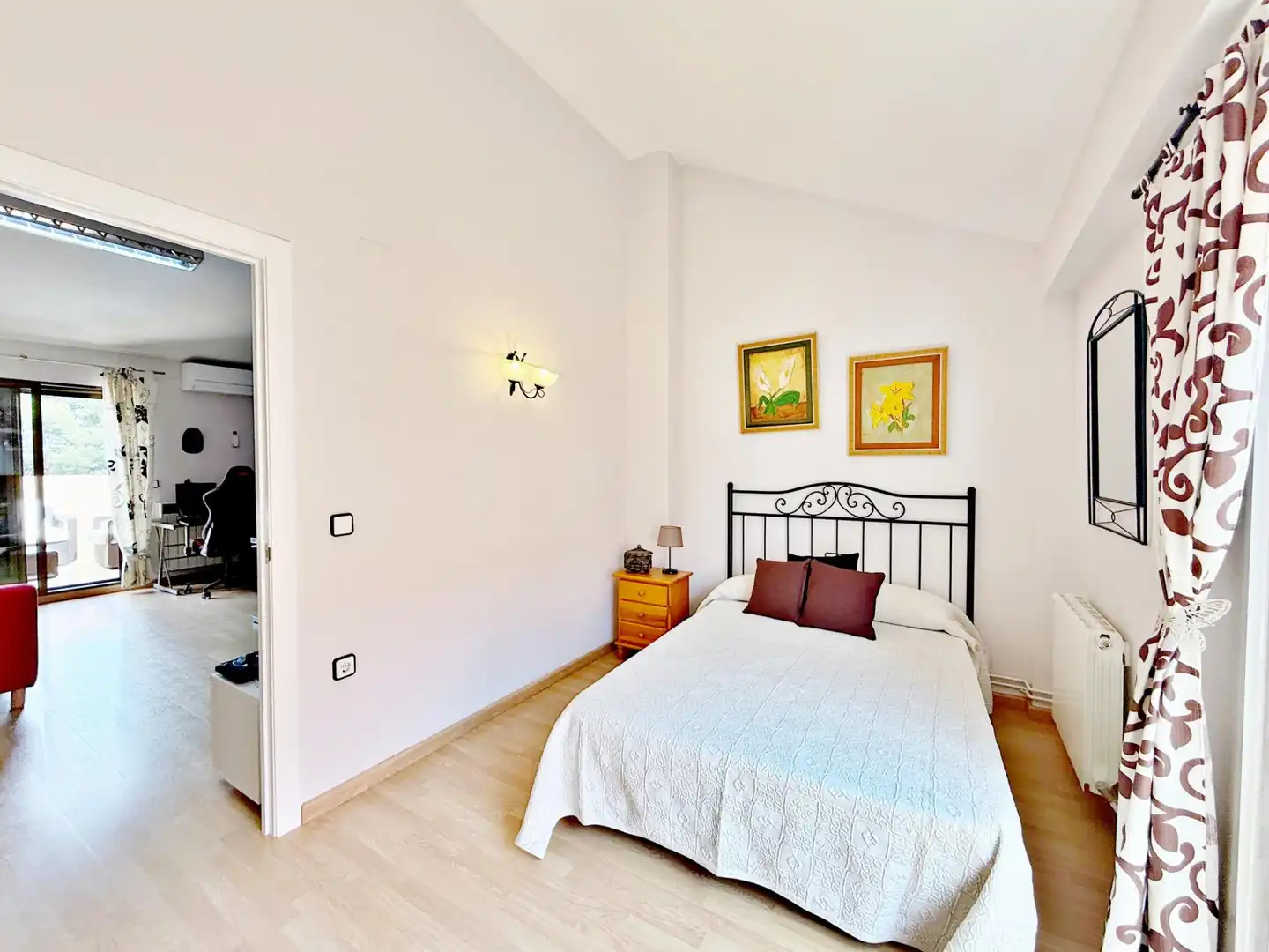 Habitación de Casa adosada en venta en Paterna con Aire acondicionado, Jardín privado y Trastero