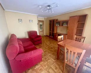 Sala d'estar de Apartament en venda en León Capital  amb Calefacció, Parquet i Terrassa