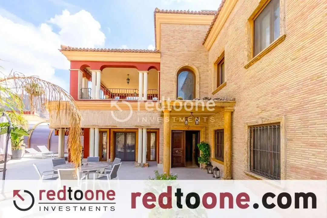 Vista exterior de Casa o xalet en venda en Orihuela amb Jardí privat, Terrassa i Piscina