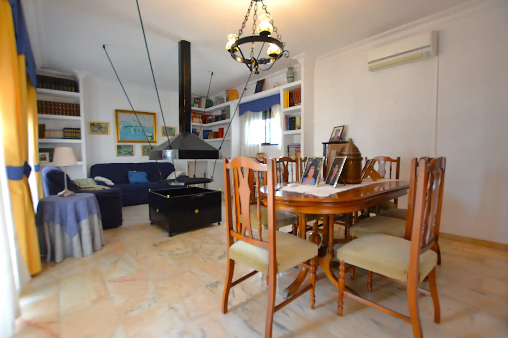 Sala de estar de Casa o chalet en venta en Bormujos con Aire acondicionado, Calefacción y Jardín privado