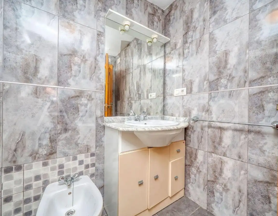 Baño de Casa adosada en venta en Elche / Elx con Aire acondicionado y Amueblado