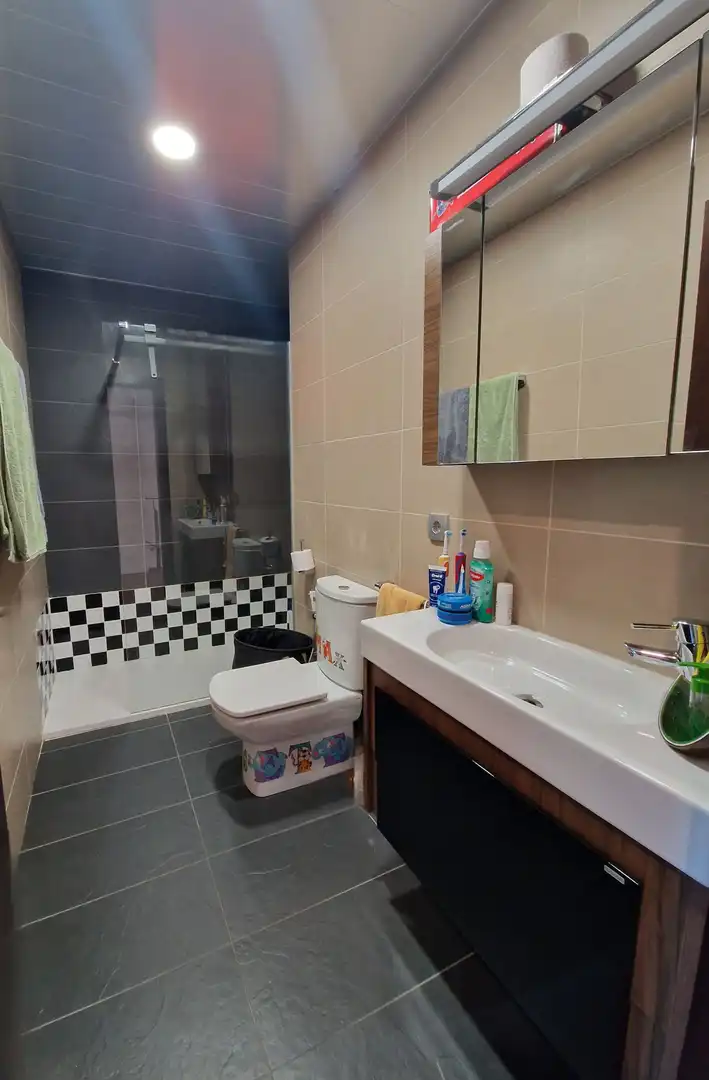 Badezimmer von Einfamilien-Reihenhaus zum Verkauf in Dosrius mit Klimaanlage, Heizung und Gemeinschaftspool