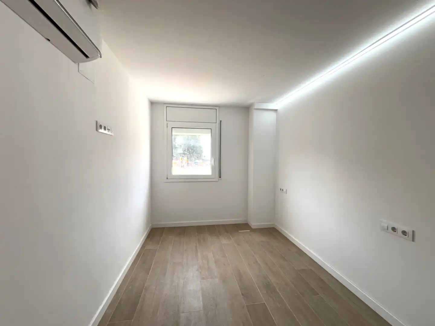 Dormitori de Pis en venda en Girona amb Aire condicionat, Calefacció i Terrassa