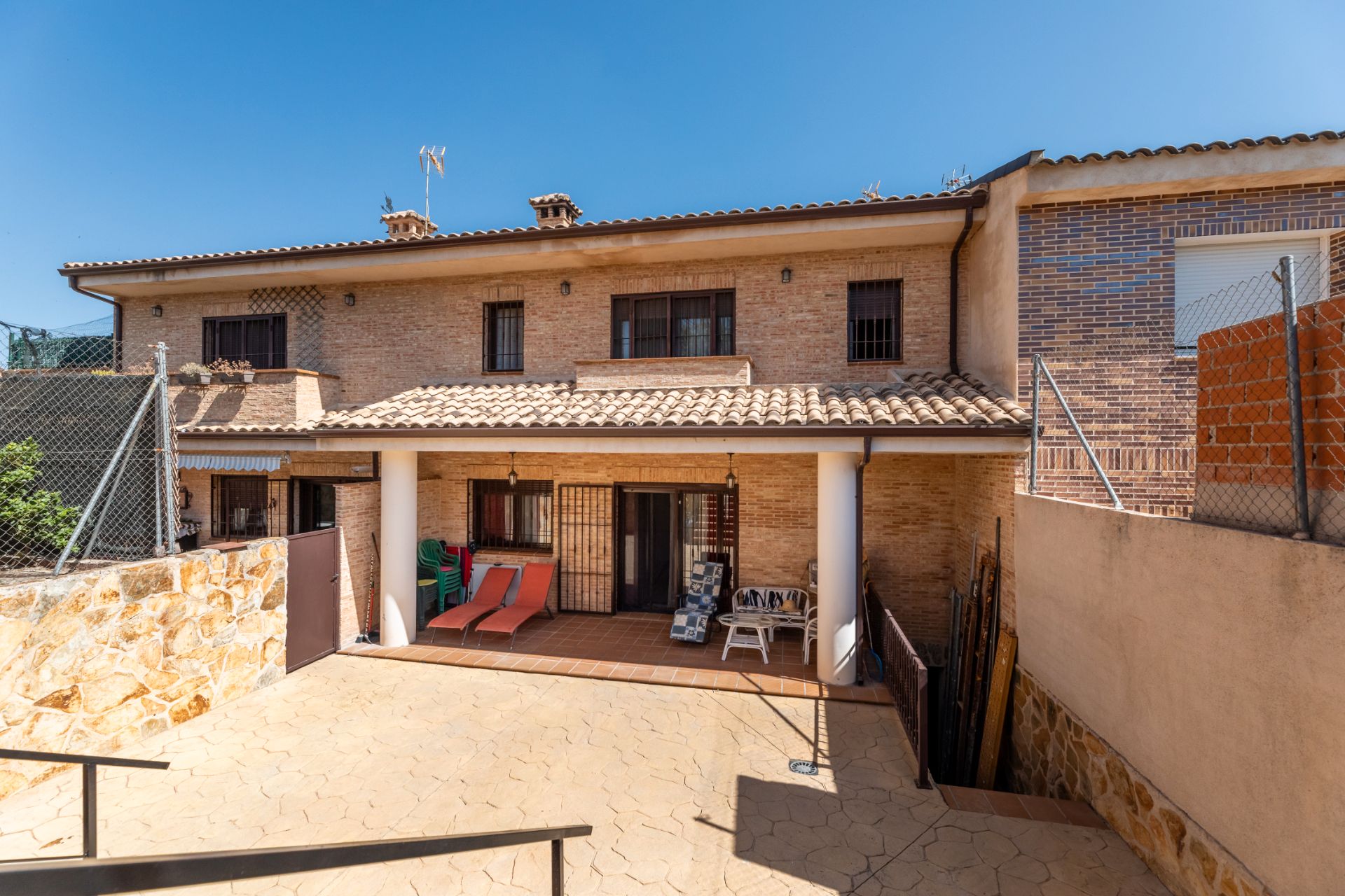 Exterior view of Single-family semi-detached for sale in Moraleja de Enmedio  with Heating, Private garden and Parquet flooring