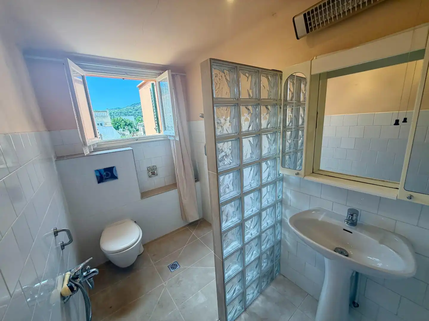 Badezimmer von Haus oder Chalet zum Verkauf in Andratx mit Heizung und Terrasse