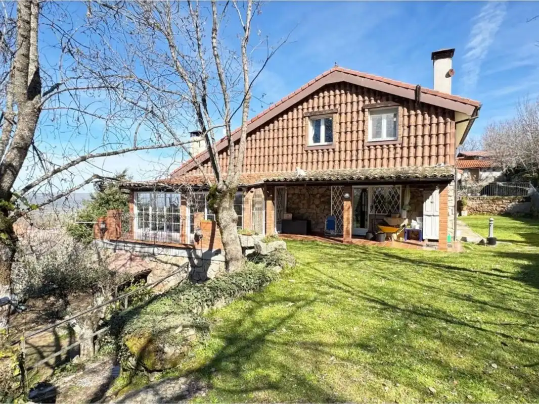 Vista exterior de Finca rústica en venta en Béjar con Calefacción, Jardín privado y Parquet
