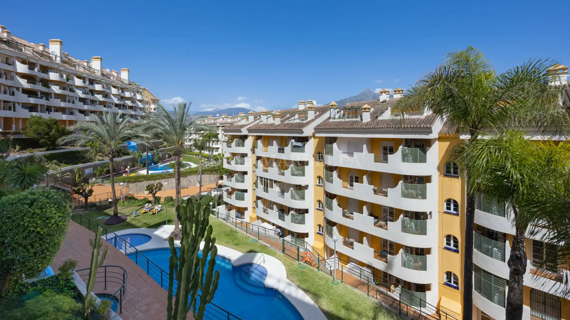 Vista exterior de Apartamento en venta en Marbella con Aire acondicionado, Terraza y Piscina