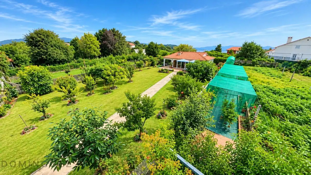 Jardí de Casa o xalet en venda en Cangas  amb Calefacció, Jardí privat i Terrassa
