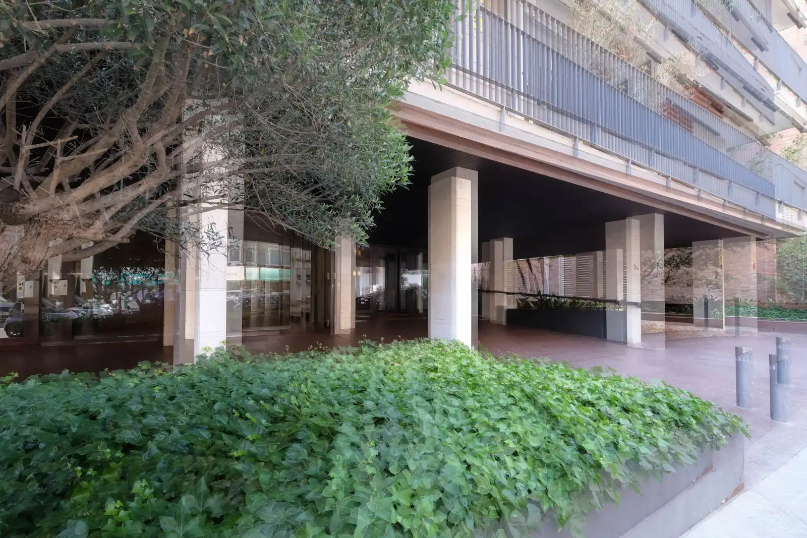 Außenansicht von Wohnung zum Verkauf in Barcelona mit Klimaanlage, Heizung und Ofen