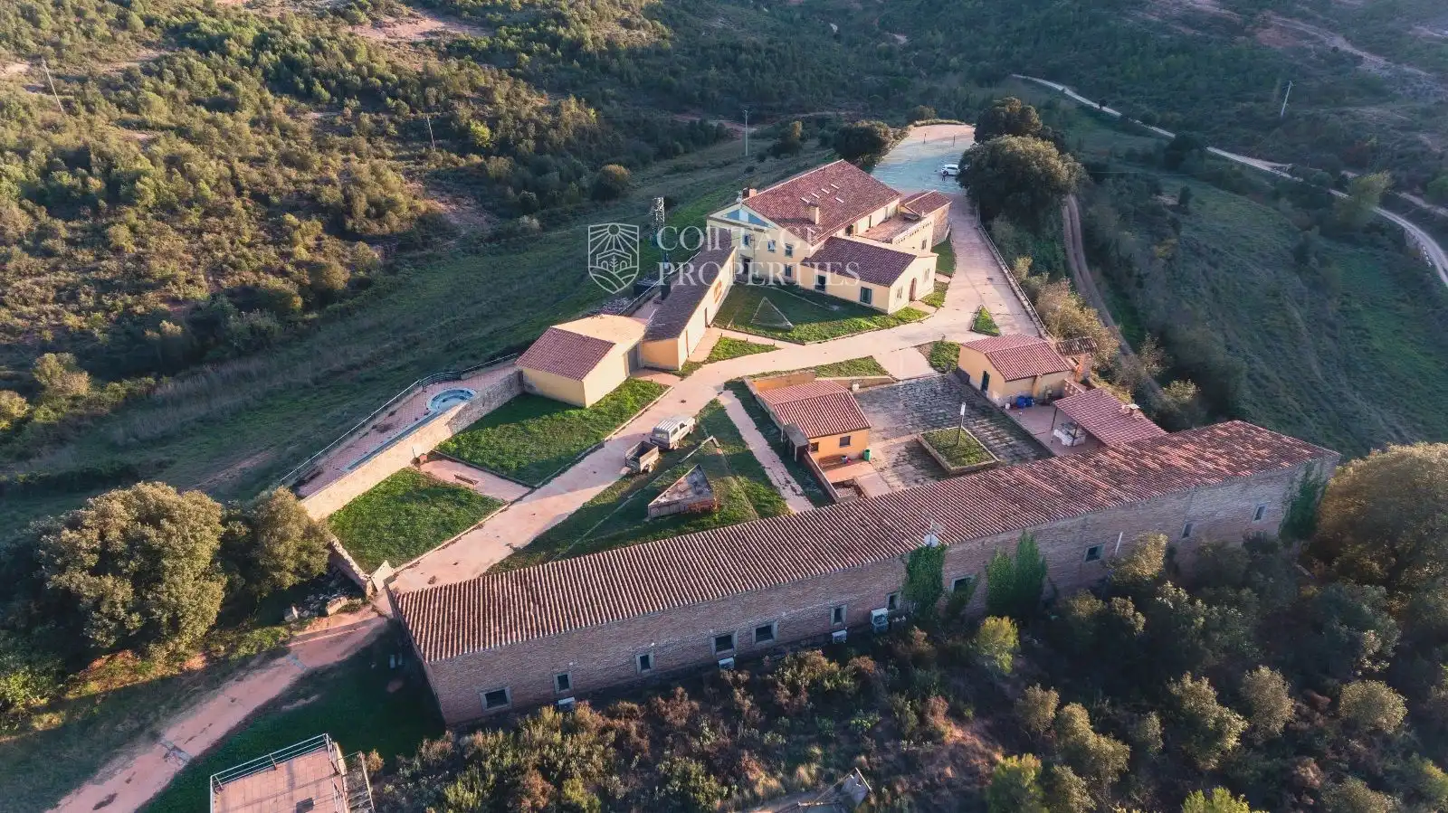 Vista exterior de Finca rústica en venda en Sant Llorenç Savall amb Calefacció i Piscina