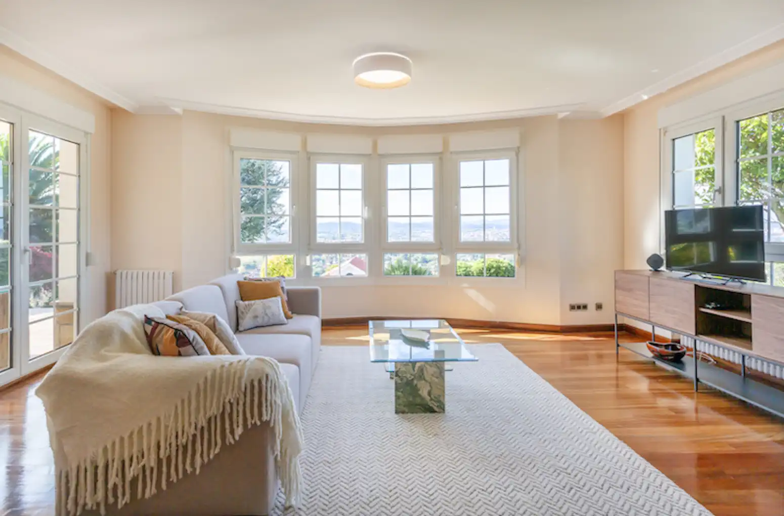 Sala d'estar de Casa o xalet en venda en Gijón  amb Calefacció, Parquet i Terrassa