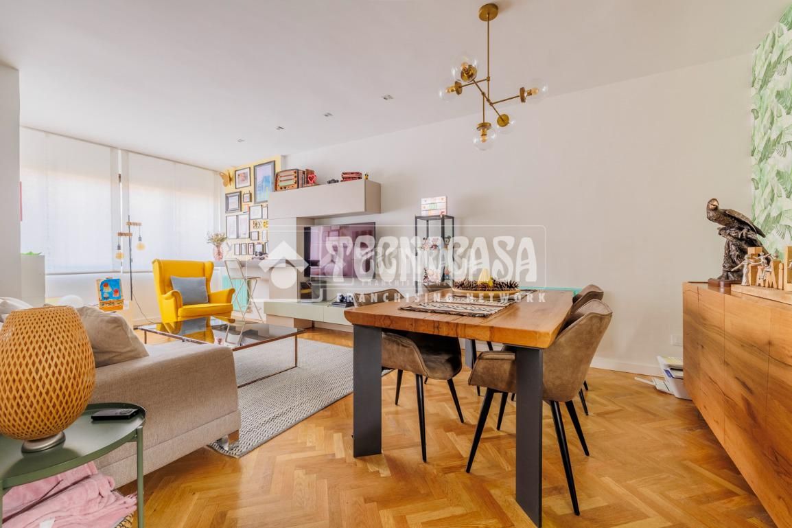 Living room of Flat for sale in Tres Cantos  with Air Conditioner and Parquet flooring