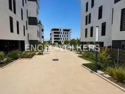 Piso con terraza en alquiler en Entrenúcleos, imagen 2