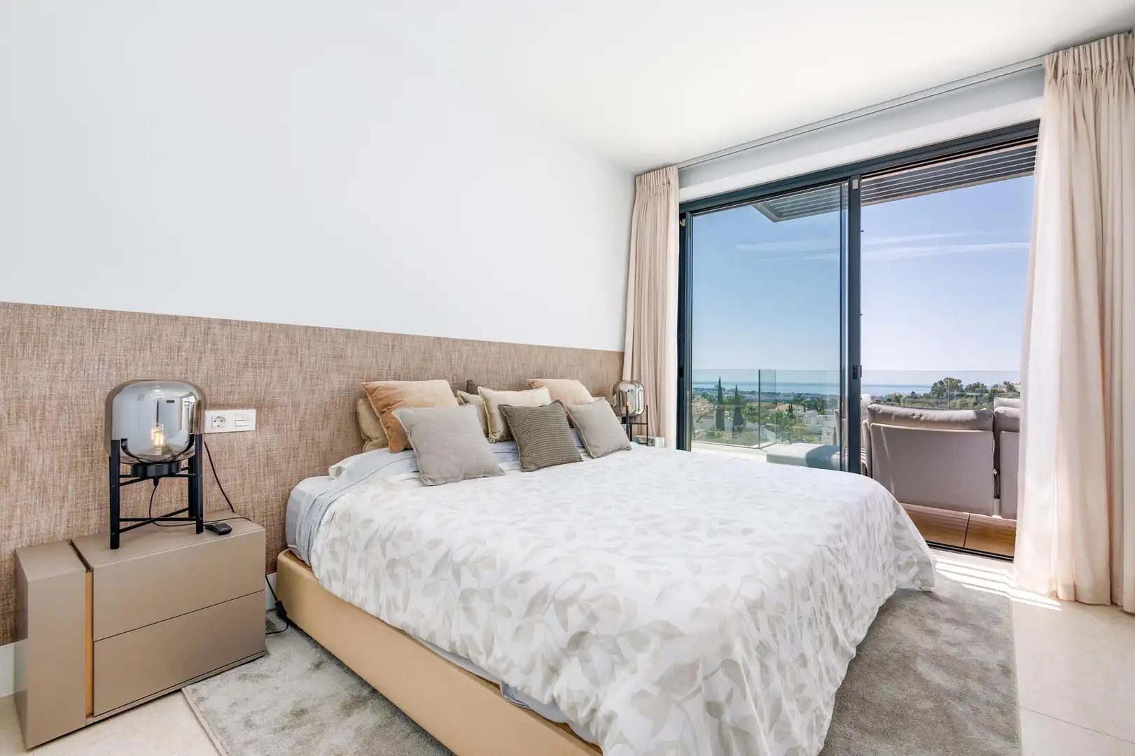 Habitación de Apartamento en venta en Benahavís con Aire acondicionado, Calefacción y Jardín privado