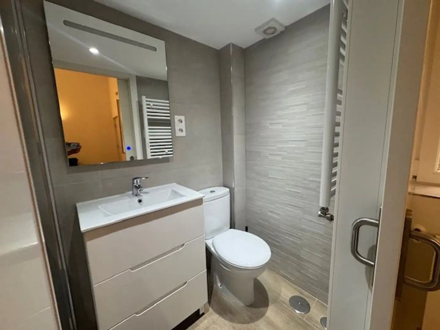 Baño de Piso de alquiler en Madrid con Calefacción y Alarma