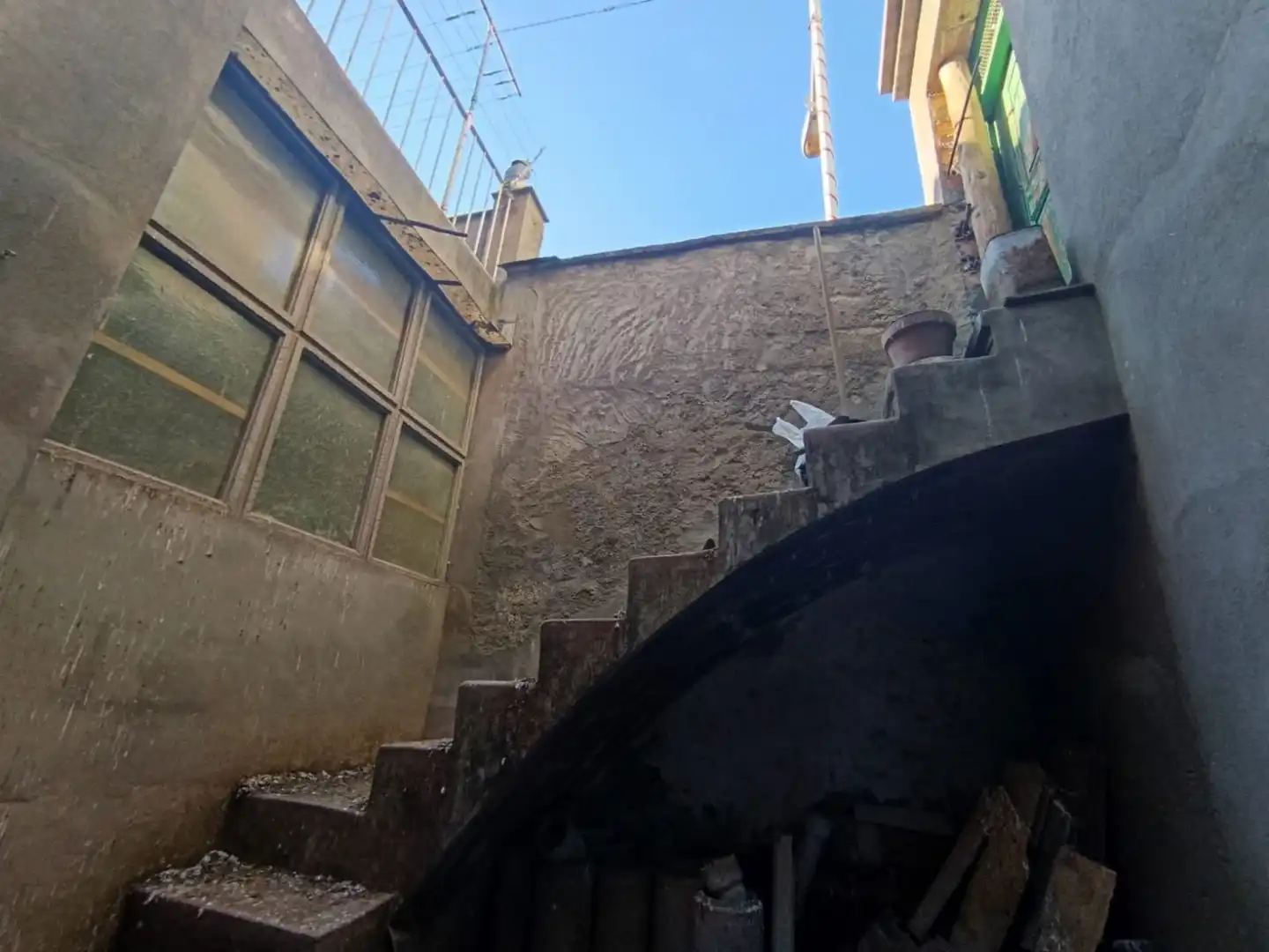 Außenansicht von Einfamilien-Reihenhaus zum Verkauf in Monzón mit Terrasse