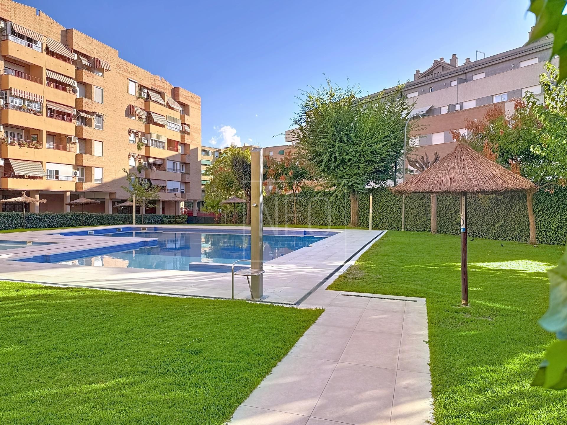 Piscina de Pis en venda en  Granada Capital amb Aire condicionat i Balcó
