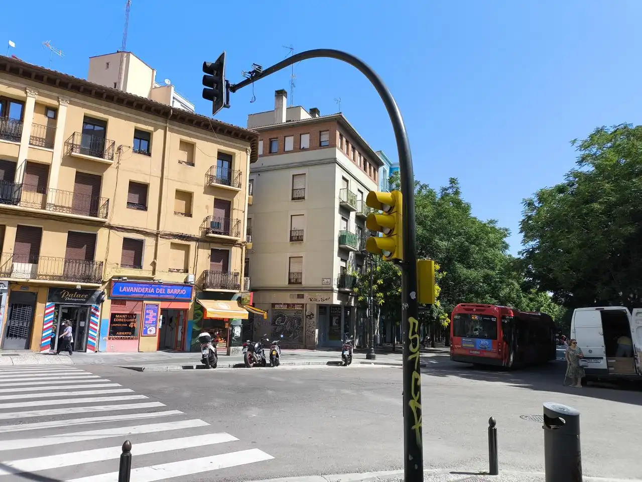 Außenansicht von Wohnung zum Verkauf in Zaragoza mit Klimaanlage, Heizung und Parkett