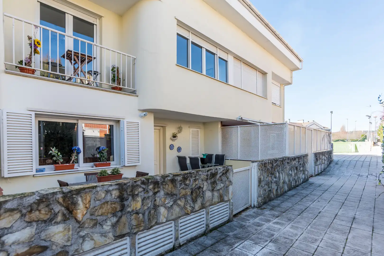 Vista exterior de Casa adosada en venda en San Agustín del Guadalix amb Aire condicionat, Calefacció i Jardí privat