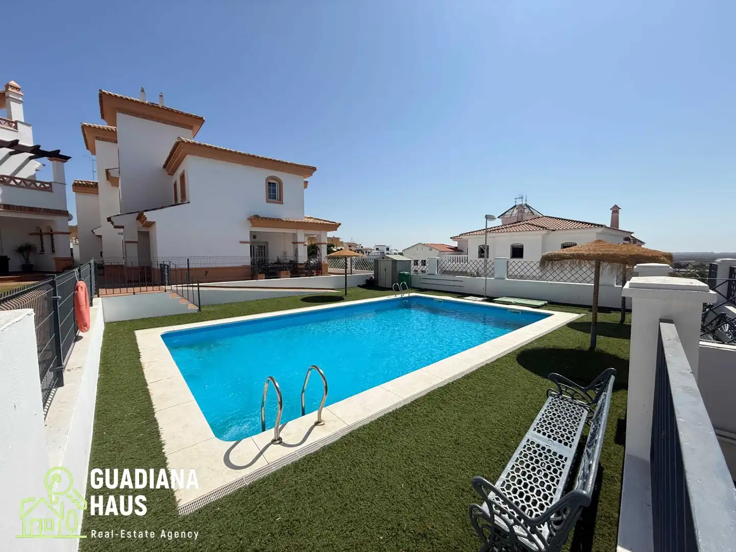 Piscina de Casa adosada en venda en Ayamonte amb Aire condicionat, Calefacció i Jardí privat