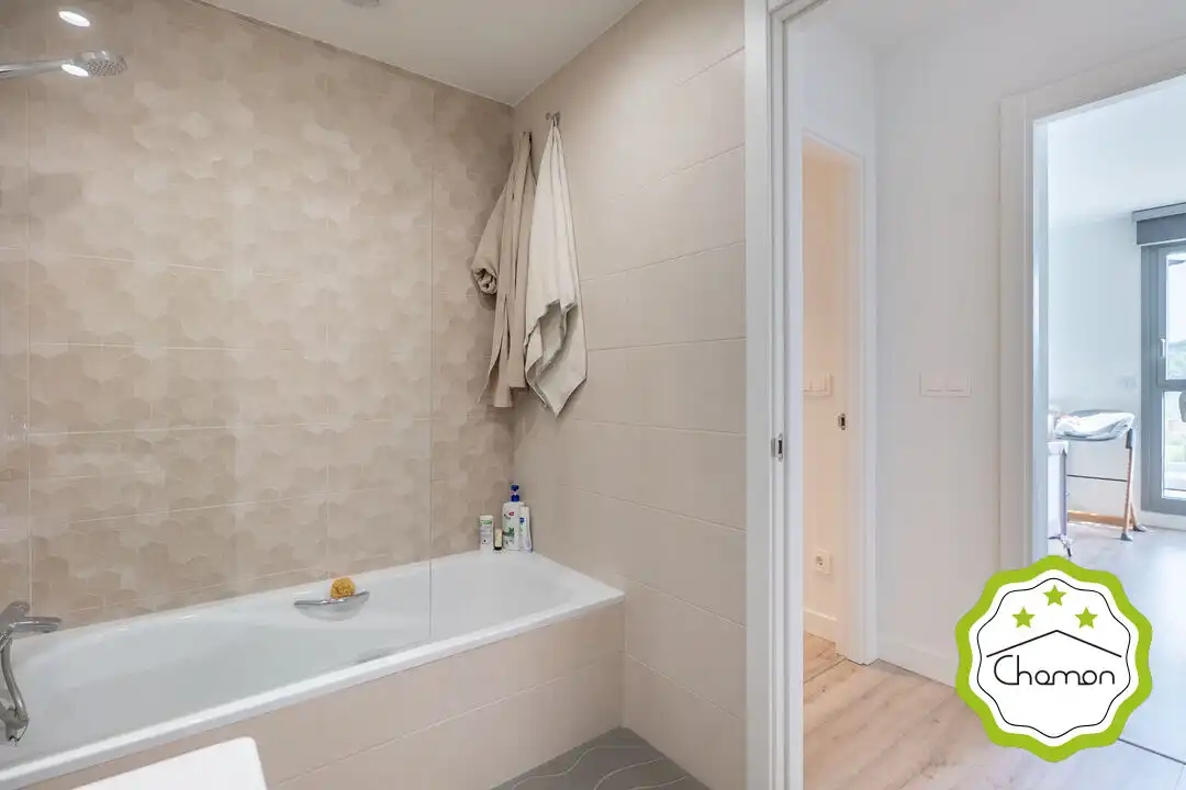 Baño de Ático en venta en Urduliz con Calefacción, Terraza y Trastero